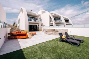 Luxurious apartment with garden and pool
